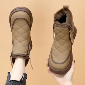 Vista detallada de botas de nieve acolchadas para mujer con forro de felpa suave y cremallera