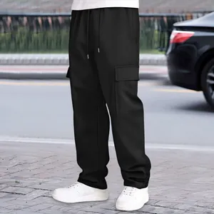 Seitenansicht der lockeren schwarzen Herren-Cargohose mit großen Taschen