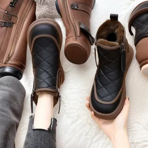 Detalle de botas de nieve acolchadas con forro de pelo y suela gruesa