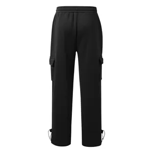 Rückansicht der schwarzen Herren-Cargohose mit Seitentaschen und verstellbarem Kordelzug