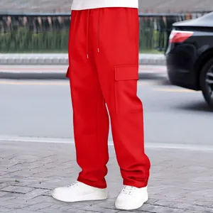 Rote Herren-Cargo-Jogginghose mit mehreren Taschen und lockerem Kordelzug.