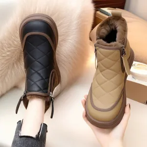 Botas de nieve acolchadas e impermeables para mujer con forro de piel cálida.
