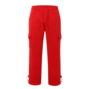 Detailansicht der leuchtend roten Herren-Cargohose mit mehreren Taschen und Kordelzug