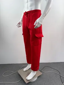 Detailansicht der roten Herren-Cargohose mit Klappentasche auf einer weißen Schaufensterpuppe