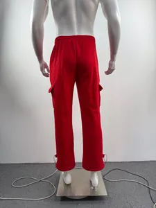 Detaillierte Rückansicht der roten Cargo-Jogginghose für Herren an Schaufensterpuppe