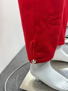 Nahaufnahme der roten Herren-Jogginghose mit verstellbarem Kordelzug am Knöchelsaum