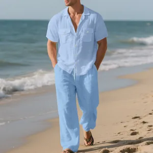 Conjunto de playa para hombre en lino azul claro con camisa de manga corta y pantalón