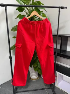 Rote Herren Cargo-Jogginghose mit mehreren Taschen und praktischem Kordelzug.