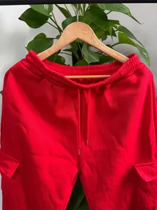Detailansicht der roten Cargo-Jogginghose mit elastischem Bund und Kordelzug.