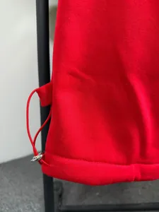 Detailaufnahme der roten Herren-Jogginghose mit verstellbarem Kordelzug am Saum