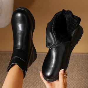 Nahaufnahme des schwarzen Pelzfutters von Winterstiefeletten für ältere Damen