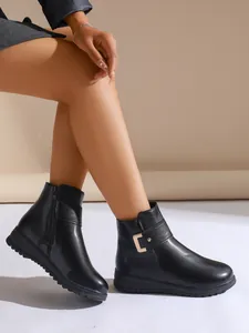 Modische schwarze rutschfeste Winterstiefeletten für Damen mit eleganter Schnallendekoration