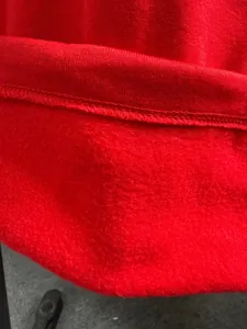 Nahaufnahme des roten Fleece-Innenfutters und der sauberen Nähte an Freizeithosen