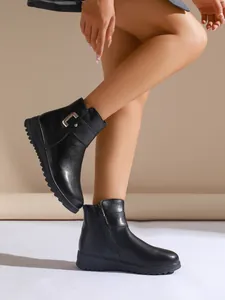 Elegantes Seitenprofil schwarzer Leder-Winterstiefeletten mit Schnalle und flacher Sohle