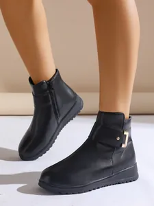 Detailansicht schwarzer rutschfester Damenstiefeletten mit Schnalle und warmem Futter