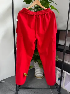 Rote Herren-Cargo-Jogginghose mit elastischem Bund und Seitentaschen am Kleiderbügel