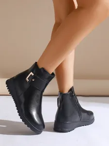 Schwarze Winterstiefeletten für Damen mit Seitenschnalle und flacher, rutschfester Sohle