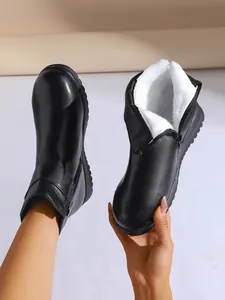 Detailansicht der schwarzen Winterstiefeletten für Damen mit dickem weißem Fleecefutter