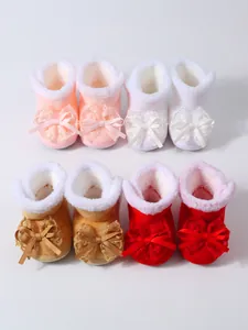 Nahaufnahme von gefütterten Baby-Lauflernschuhen mit Schleifen in vier Farben