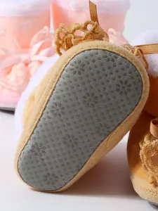 Detailansicht der rutschfesten, weichen Sohle mit Blumenmuster an Winterbabyschuhen