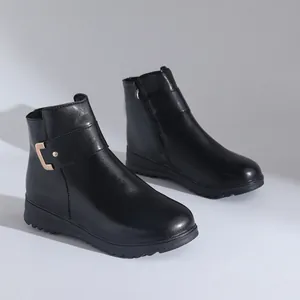 Detailaufnahme der glatten Lederoberfläche und des Reißverschlusses dieser schwarzen Winterstiefel