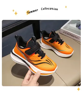 Vue détaillée de baskets de course en maille orange respirante pour garçons à scratch.