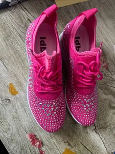 Vue détaillée de baskets en maille rose respirante ornées de motifs en strass brillants.