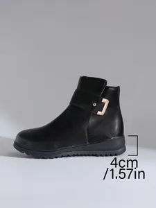 Detailansicht der bequemen 4 cm hohen Plateau-Sohle bei diesem schwarzen Damen-Stiefel