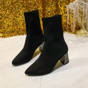 Eleganti stivaletti a calza in maglia nera con tacco largo e punta affusolata chic.