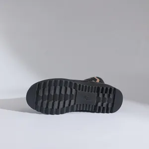 Detailansicht der rutschfesten Gummilaufsohle für winterwarme Stiefeletten