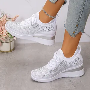 Vue détaillée de baskets en flyknit blanc respirant avec des accents de strass brillants.