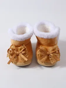 Detailansicht der fleecegefütterten Baby-Winterstiefel mit dekorativen Spitzenschleifen