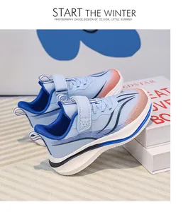 Détail latéral de baskets en mesh respirant pour garçons en bleu clair et orange