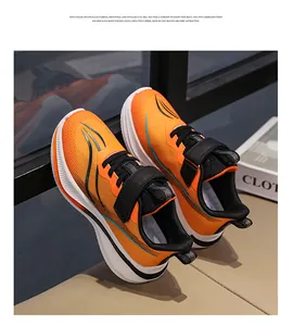 Détail des chaussures de course en mesh orange respirantes pour garçons avec sangles