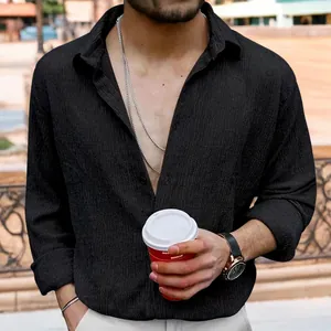 Dettaglio di una camicia casual da uomo in tessuto stropicciato nero con colletto