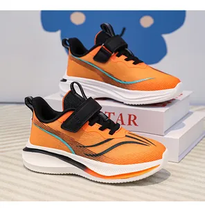 Vue détaillée des chaussures de course orange en maille respirante pour garçons