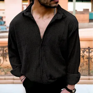 Primo piano della camicia nera da uomo in tessuto stropicciato con risvolto e bottoni.