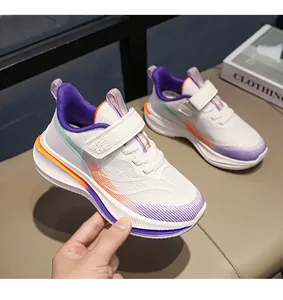 Chaussures de course blanches respirantes pour garçons avec accents violet et orange.