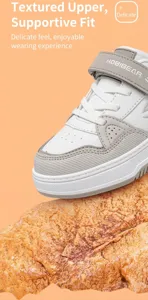 Nahaufnahme eines weiß-grauen Kindersneakers mit Klettverschluss und atmungsaktiver Kappe.