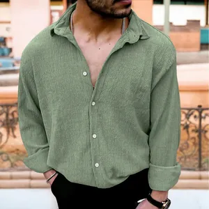 Dettaglio di una camicia casual da uomo a maniche lunghe in tessuto stropicciato verde