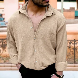 Dettaglio camicia casual da uomo beige in tessuto stropicciato con chiusura a bottoni