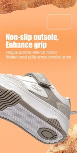 Makro-Detail der rutschfesten Gummisohle eines modischen Freizeit-Sneakers für Kinder.