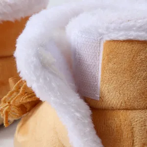 Detail der warmen, mit Fleece gefütterten Baby-Winterstiefel mit Klettverschluss