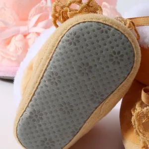 Detailansicht von Baby-Winterschuhen mit rutschfester, weicher Sohle mit Blumenmuster