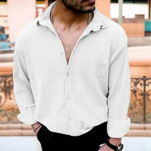 Dettaglio del tessuto stropicciato bianco su una camicia casual a maniche lunghe da uomo