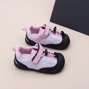 Detailansicht der pink-schwarzen Kindersportschuhe mit schützenden Zehenkappen und Wildledertextur