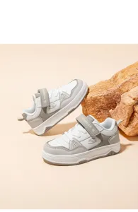 Stylische weiße und graue Kinder-Sneaker mit langlebigen Gummisohlen und Klettverschluss