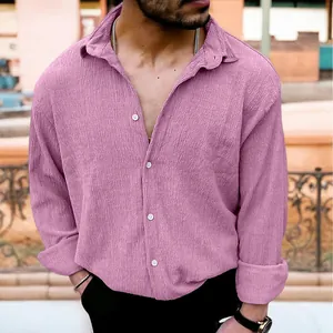 Dettaglio di una camicia casual da uomo in tessuto stropicciato rosa a maniche lunghe