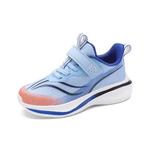 Chaussures de course respirantes en mesh pour garçons, coloris bleu clair et orange vif.