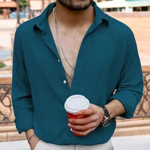 Dettaglio di camicia casual da uomo in tessuto crinkle color petrolio con colletto a rever.
